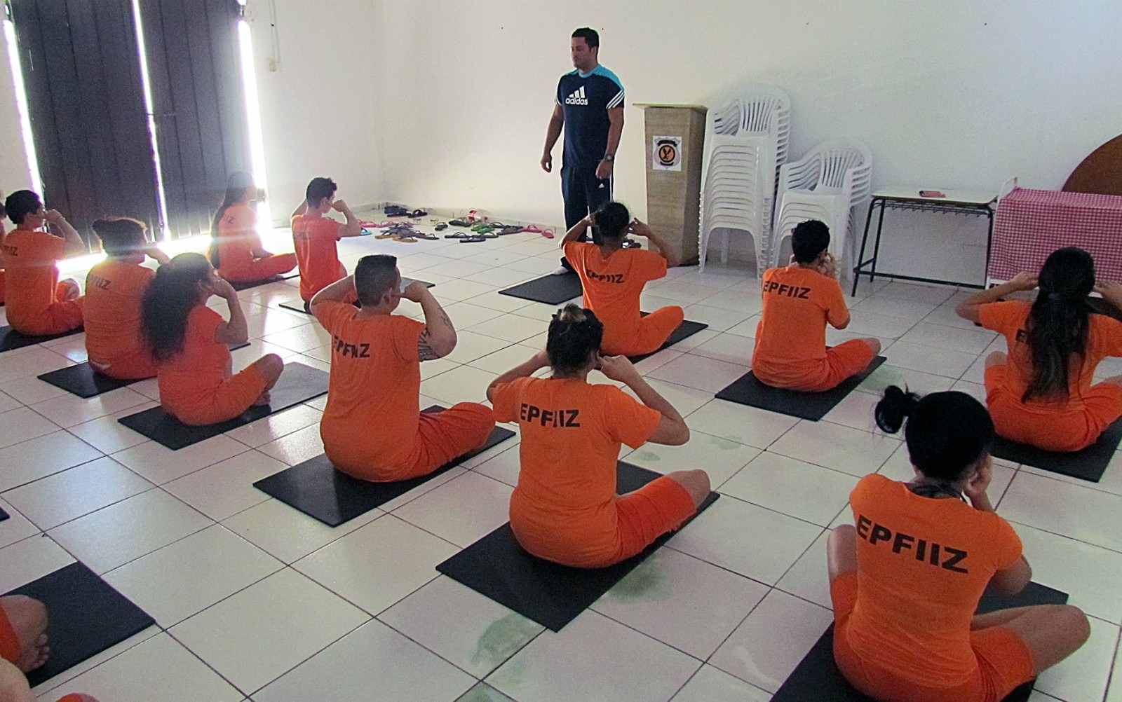 Detentas têm aula de yoga para combater o estresse e a ociosidade Detentas do presídio feminino “Irmã Irma Zorzi”, em Campo Grande (MS), estão tendo há cerca de duas semanas, aulas de yoga dentro da instituição (Foto: Agepen/Divulgação)
Detentas do presídio feminino “Irmã Irma Zorzi”, em Campo Grande (MS), estão tendo há cerca de duas semanas, aulas de yoga dentro da instituição (Foto: Agepen/Divulgação)