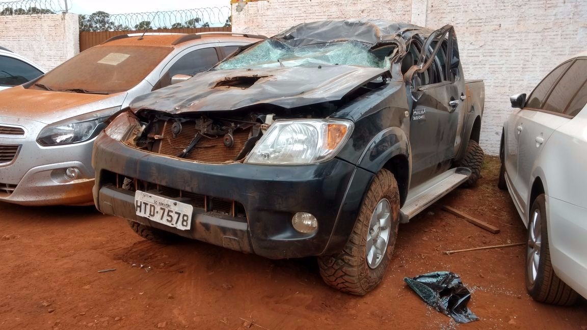 Traficantes fogem e abandonam caminhonetes com 1,7t de maconha Hilux ficou destruída após fuga de motorista - Foto: Osvaldo Duarte