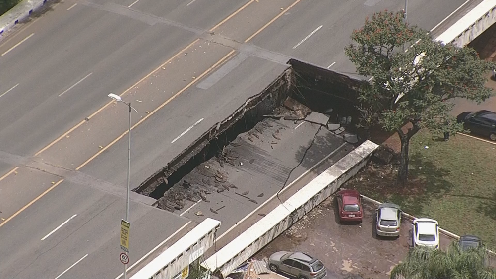 Parte do Eixão Sul desaba no centro de Brasília Imagem aérea mostra parte do Eixão que desabou (Foto: TV Globo/Reprodução)