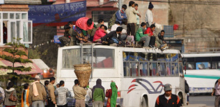 Ônibus no Nepal: interior superlotado e gente até no teto (Foto: Divulgação)
