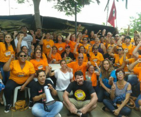 Manifestantes deixam casa de deputado depois de ordem judicial Grupo fez reunião antes de deixar o local - PAULO RIB