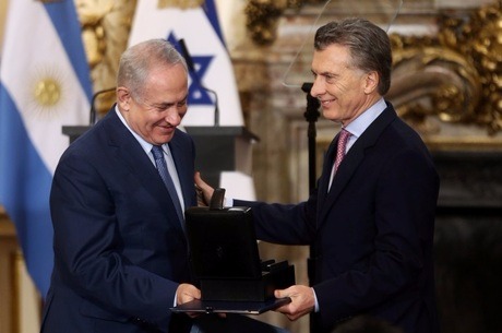 Em nova fase, Israel busca aliados mas preserva ligação com EUA Netanyahu é recebido por Macri em Buenos Aires
Reuters