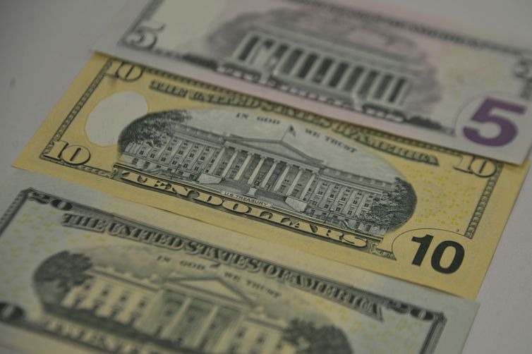 Dólar sobe a R$ 5,82 e tem 2ª maior cotação nominal da história