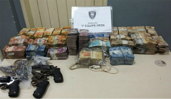 Homem encontra R$ 500 mil e armas em balde no quintal de casa Dinheiro e armas foram entregues aos policiais da Delegacia de Plantão da Zona Norte (Foto: Divulgação/Polícia Civil)