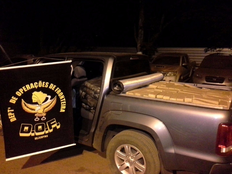 Traficantes fogem e abandonam caminhonetes com 1,7t de maconha Foto: Osvaldo Duarte