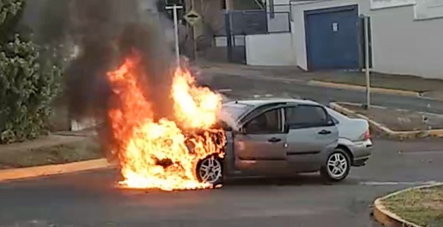 Carro de motorista cadeirante pega fogo no Jardim São Bento Redes Sociais