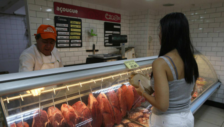 Autoridades dizem que é seguro comer carne, apesar de não saberem extensão de esquema