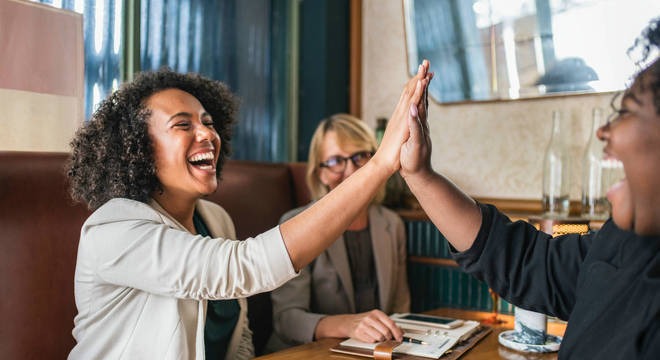 Mulheres à frente de franquias têm faturamento maior que homens Além do faturamento, mulheres comandam quase metade das franquias no país. Pexels