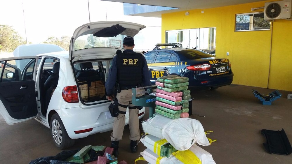 Rapaz é preso com 186 quilos de maconha em MS após tentar fuga da PRF Carro estava cheio de tabletes de maconha em embalagens coloridas (Foto: PRF/ Divulgação)