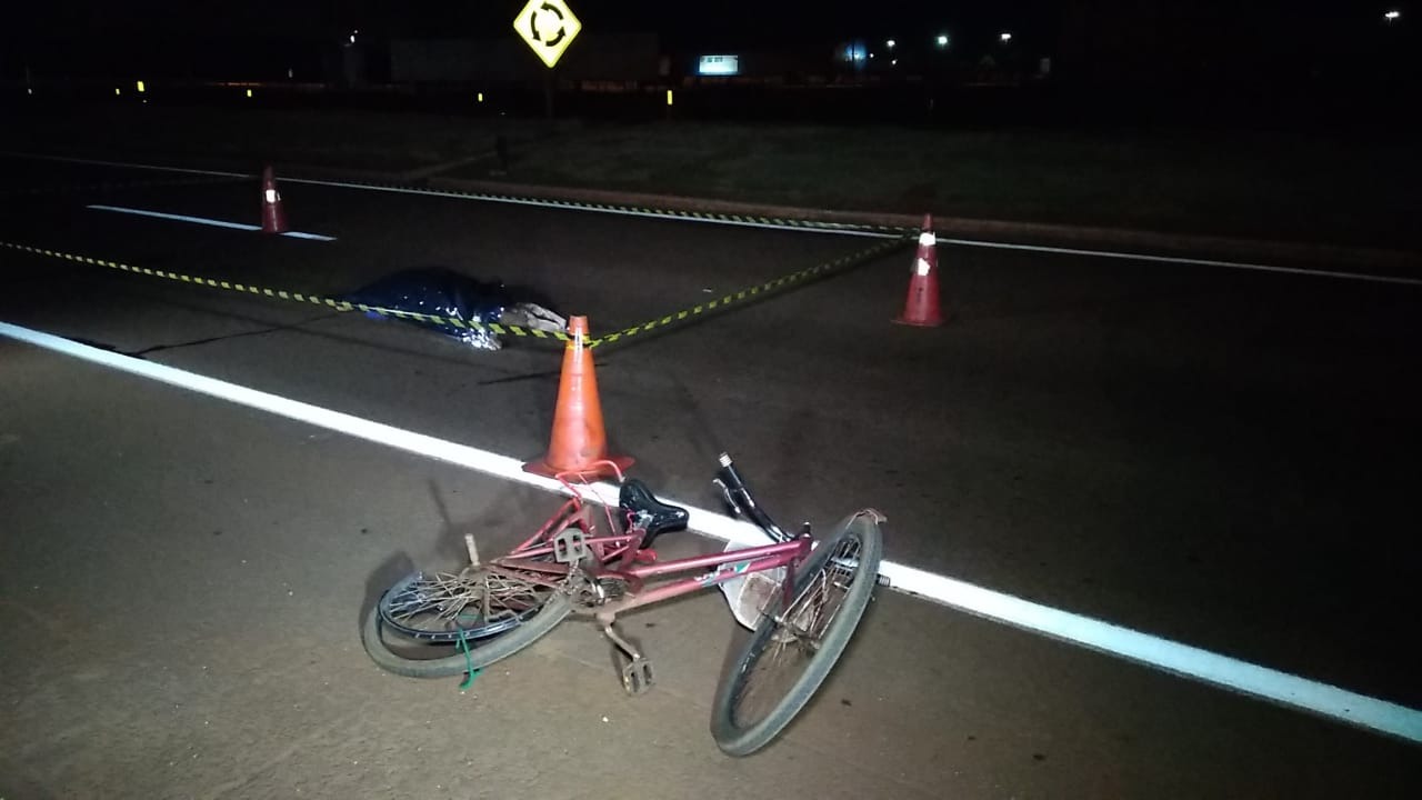 Ciclista morre atropelado na BR-163 em frente a parque de exposição Adilson Domingos