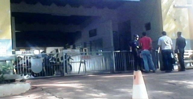 Autoridades identificam e punem policiais paraguaios acusados de “extorsão” à turistas brasileiros Autoridades identificam e punem policiais paraguaios acusados de “extorsão” à turistas brasileiros