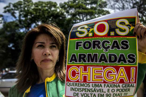 Pedido de intervenção militar racha passeata anti-Dilma na Paulista