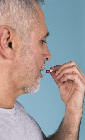 Por que a automedicação pode ser um sério risco para idosos Automedicação: risco para idosos. Freepik