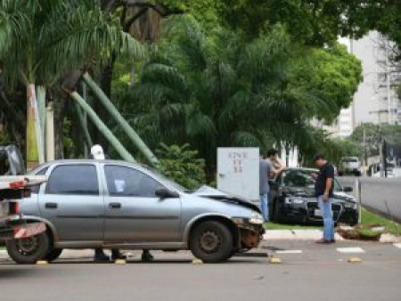 O acidente envolveu um Audi e um Corsa. O Audi foi parar em cima de canteiro. (Marcos Ermínio)