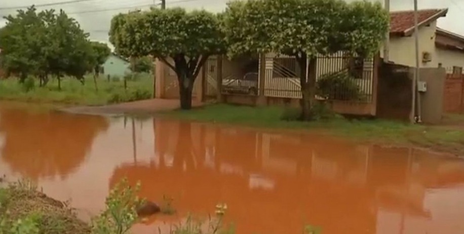 Grande volume de chuva em Dourados (MS) no mês de janeiro transformou algumas ruas em verdadeiras lagoas (Foto: Reprodução)