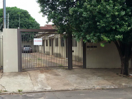Ladrões mantêm casal refém por 7 h e roubam objetos de residência em MS Conjunto de quitinetes onde ocorreu roubo (Foto: Ariovaldo Dantas)