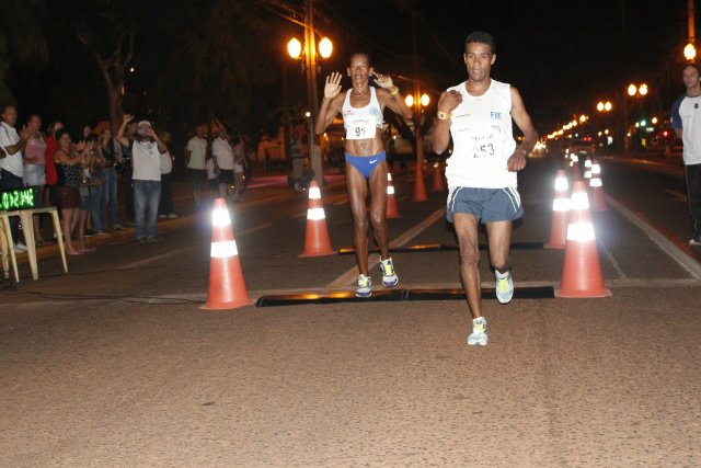 Baiana e paulista vencem 2ª meia maratona Na foto, momento da chegada da campeã Giovana, categoria geral feminina. (Foto:Gizele Almeida)