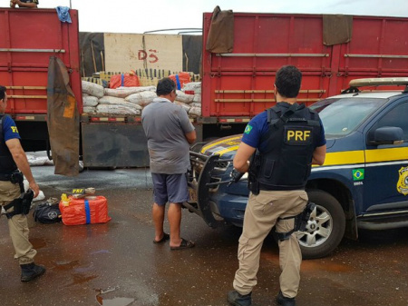 PRF prende motorista que saiu de Campo Grande com carga de 7,5 toneladas de maconha Motorista preso com a carga de maconha. (Foto: Divulgação/ PRF)