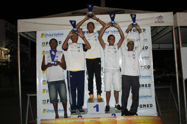 Baiana e paulista vencem 2ª meia maratona Ganhadores da categoria geral ao pódio (Foto:Gizele Almeida)