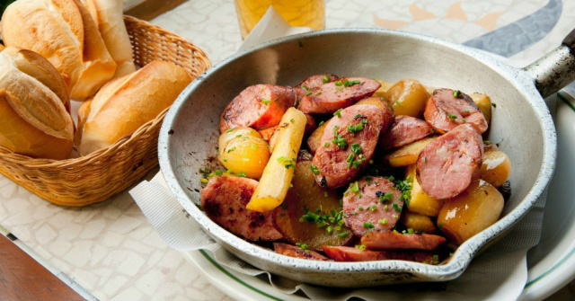 Saiba preparar linguiça flambada na cachaça Saiba preparar linguiça flambada na cachaça