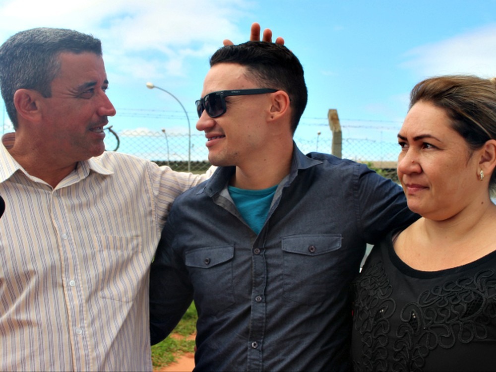 Felipe Filles entre os pais quando foi solto em dezembro de 2016 (Foto: Gabriela Pavão)