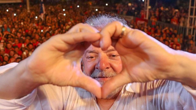 Militantes treinam cordão de isolamento para receber Lula em Curitiba Divulgação