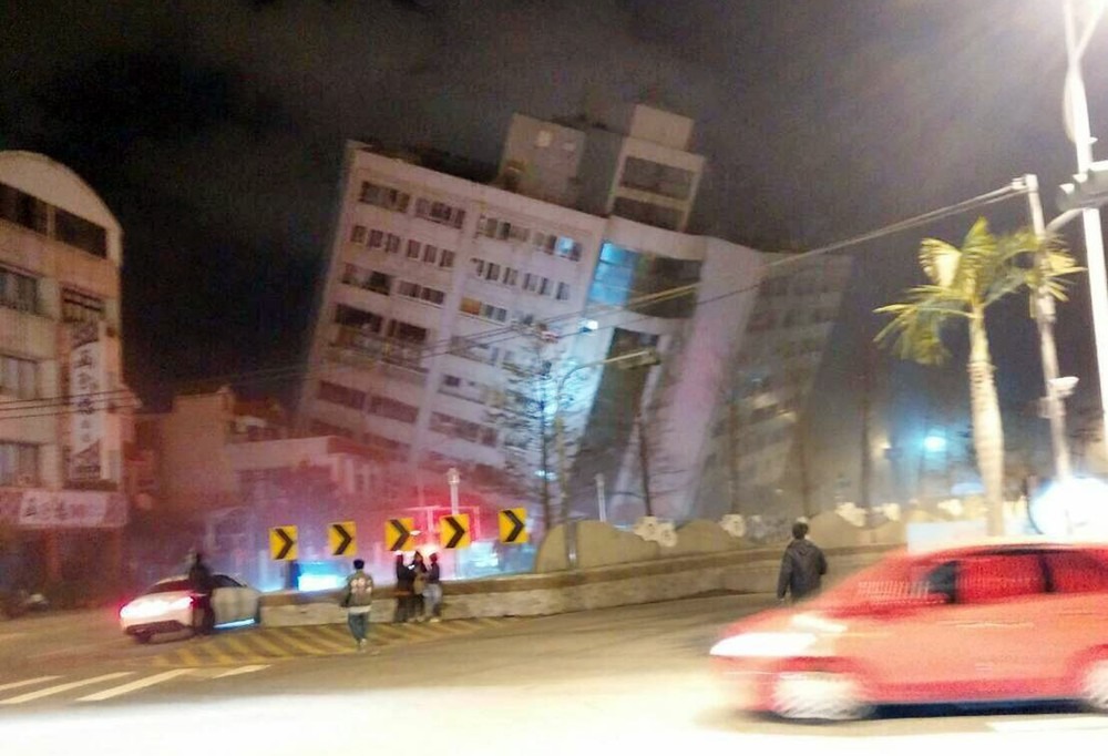 Estrutura de prédio é severamente danificada após terremoto em Hua-lien, em Taiwan (Foto: Hualien County Fire Bureau via AP)