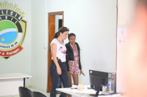 Suspeita muda depoimento quatro vezes e se complica, diz delegado Suspeita prestou depoimento ontem e continua presa. (Foto: Fernando Antunes)