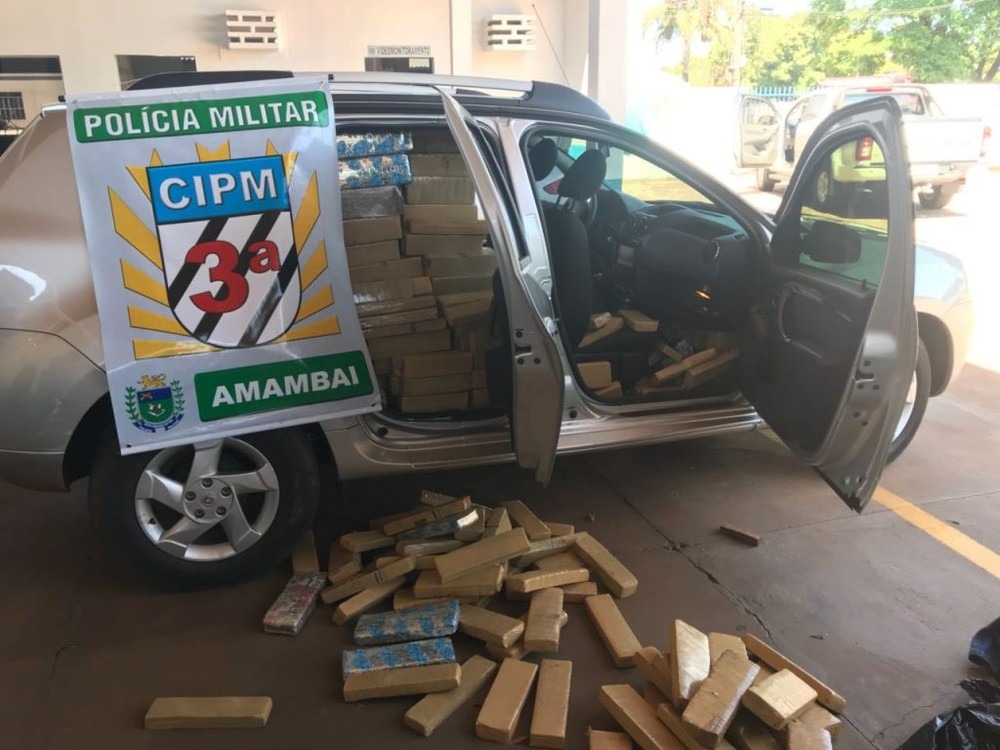 Carro foi abandonado com 1,6 tonelada de droga pelo motorista ainda não identificado (Foto: Polícia Militar/Divulgação)