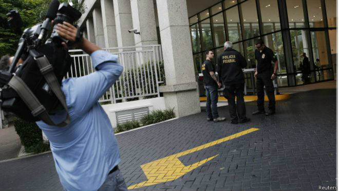 Policiais cumprem mandato de busca na sede de uma das empresas investigadas na Lava Jato