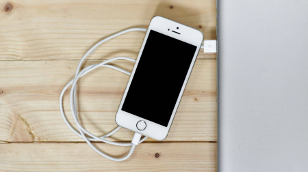 Como carregar corretamente a bateria do celular: mitos e lendas iPhone sendo carregado. PIXABAY