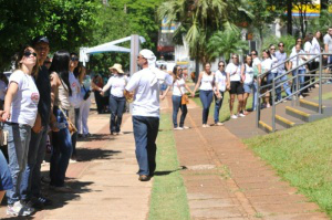 Grevistas promovem abraço simbólico da prefeitura (Foto: Alcides Neto)