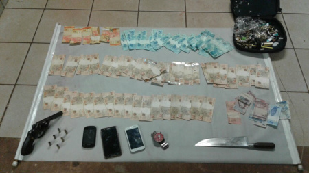 Três são presos por roubo e cárcere privado em Campo Grande Dinheiro e jóias recuperadas, além das armas apreendidas. PM/Divulgação