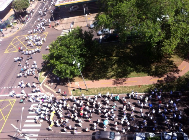 Leitor do Campo Grande News faz foto do alto do prédio da manifestação no centro (Foto: Michele Chermont)