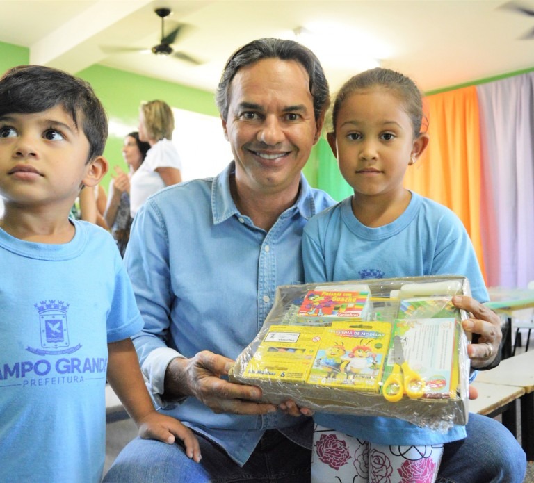 Prefeitura inicia entrega de kits escolares aos alunos da Reme Prefeito Marquinhos Trad participou da entrega dos kits