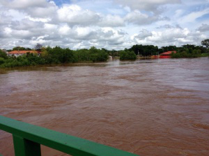 Ventos de 80 km/h derrubam várias árvores na BR-262 e rio sobe 90 cm Nível do rio Aquidauana começou a baixar no dia 16 de janeiro e famílias ribeirinhas já retornaram para casa. (Foto: Thiago Pereira)