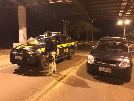 Bolivianos são flagrados com 25 quilos de cocaína na BR-262 Divulgação/PRF
