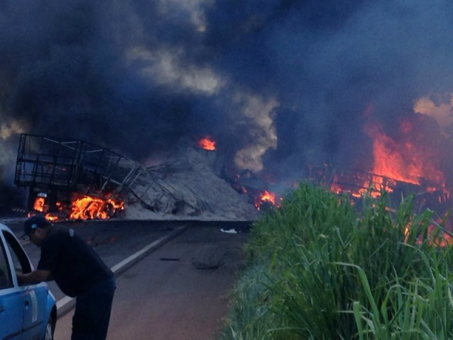 Colisão envolve dois caminhões e dois carros e causa mortes na 267 Equipes de bombeiros de três cidades foram enviadas ao local. (Foto: Misael Nishimura)