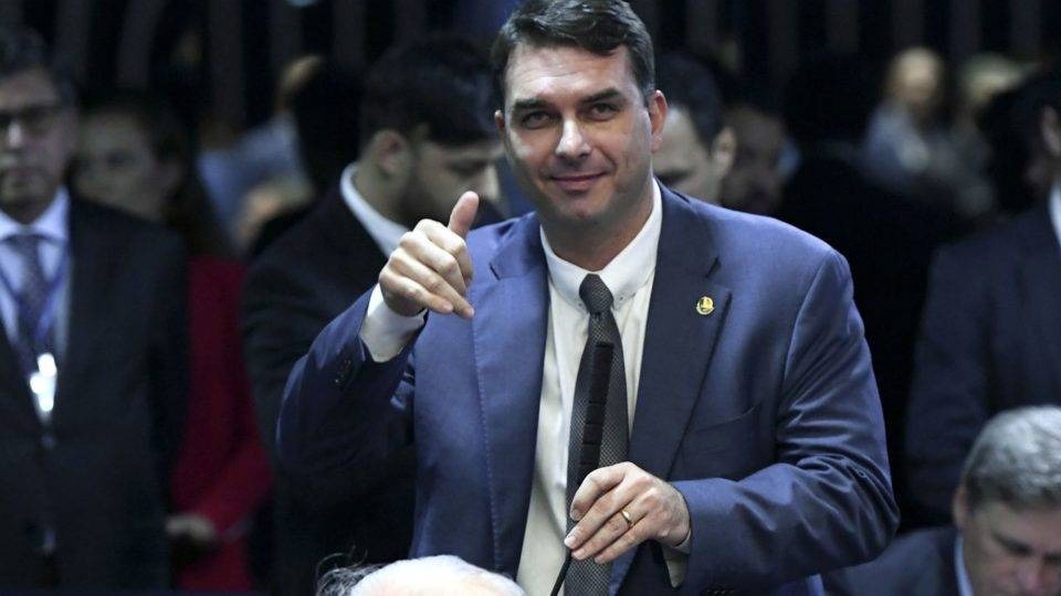 Jair Bolsonaro está no quarto e bem-humorado, diz filho Flávio Bolsonaro: pai já está no quarto. Marcos Oliveira/Agência Senado