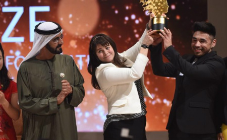 A professora Maggie McDonnell recebe o Global Teacher Prize (Foto: Divulgação/Global Teacher Prize)