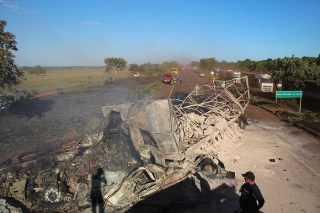Acidente seguido de explosão envolveu 10 carros e matou 3 na 267 Acidente matou três e deixou dois feridos na BR-267. ( Foto:Emerson Dantas/Jornal da Nova)