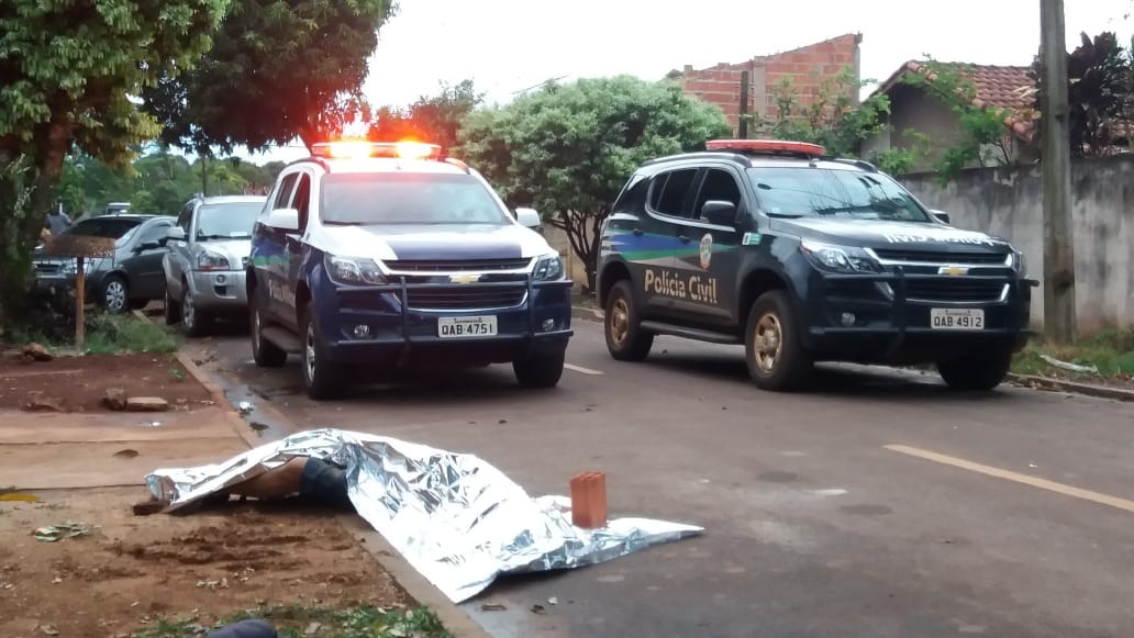 A vítima foi encontrada morta em frente de sua casa. Osvaldo Duarte