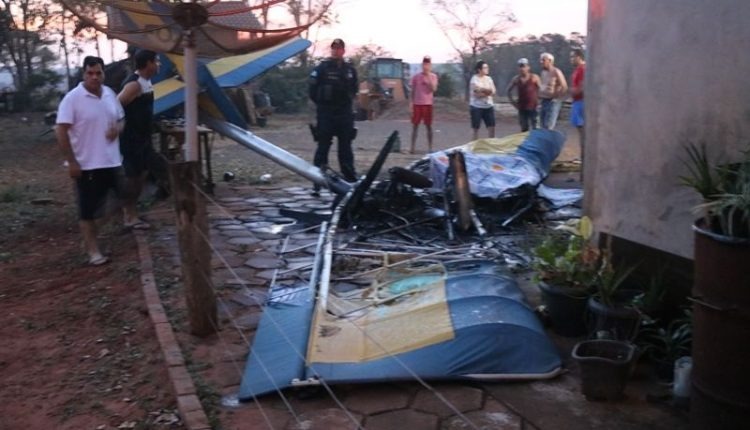 ultraleve era pilotado pelo proprietário, que teve 80% do corpo queimado, segundo bombeiros. Ivinoticias