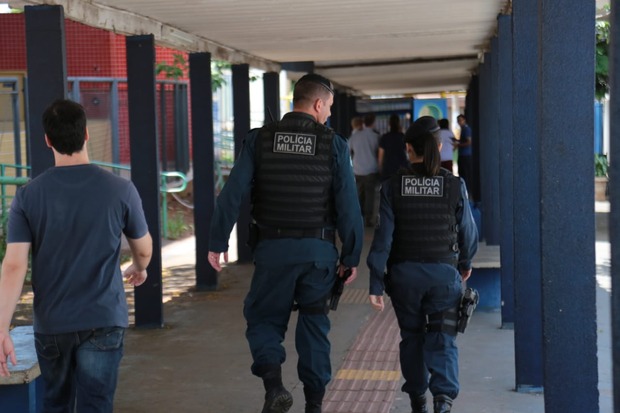Ex-aluno que ameaçou diretor é preso com drogas em frente a escola (Marcos Ermínio/Midiamax)