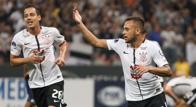 Corinthians empata com Racing e chega ao terceiro jogo sem vitória Maycon comemora seu gol com companheiro Rodriguinho
Ricardo Moreira/Estadão Conteúdo