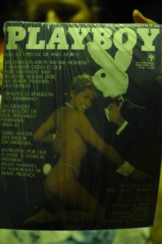 Comprada por 600 cruzeiros, Playboy da Xuxa agora é "leiloada" a partir de 5 mil Para conservar as páginas, material é guardado envolto em plástico. (Foto: Alcides Neto)