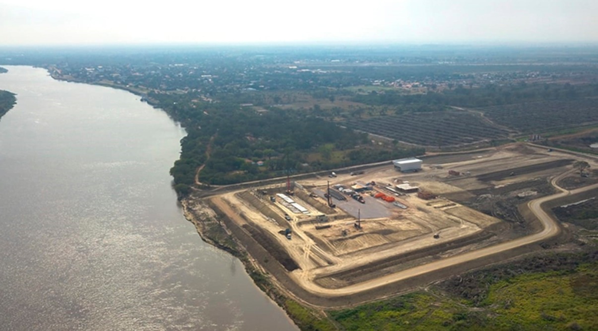 Obras de infraestrutura para nova rota comercial começam a transformar Porto Murtinho Porto em construção da FV Cereais, ao lado do dique que cerca a cidade de Porto Murtinho. Chico Ribeiro