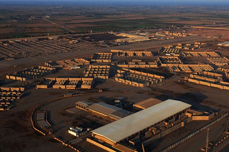Bombas atingem base americana no Iraque e deixam feridos Base americana no Iraque sofre novo ataque. WikiCommons