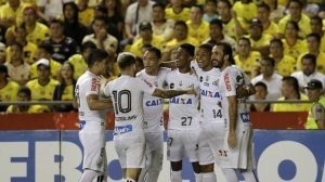 Sob pressão, Santos cede empate ao Barcelona no Equador pela Libertadores Jogadores do Santos reunidos após partida contra o Barça (Foto: Globo Esporte)