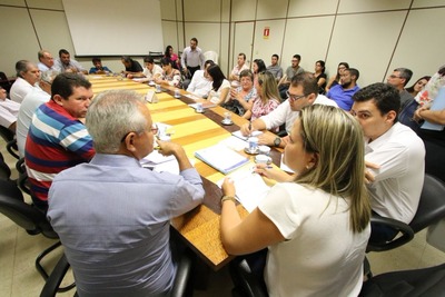 Vereadores e secretarias durante reunião desta quarta-feira (Foto: Thiago Morais)
